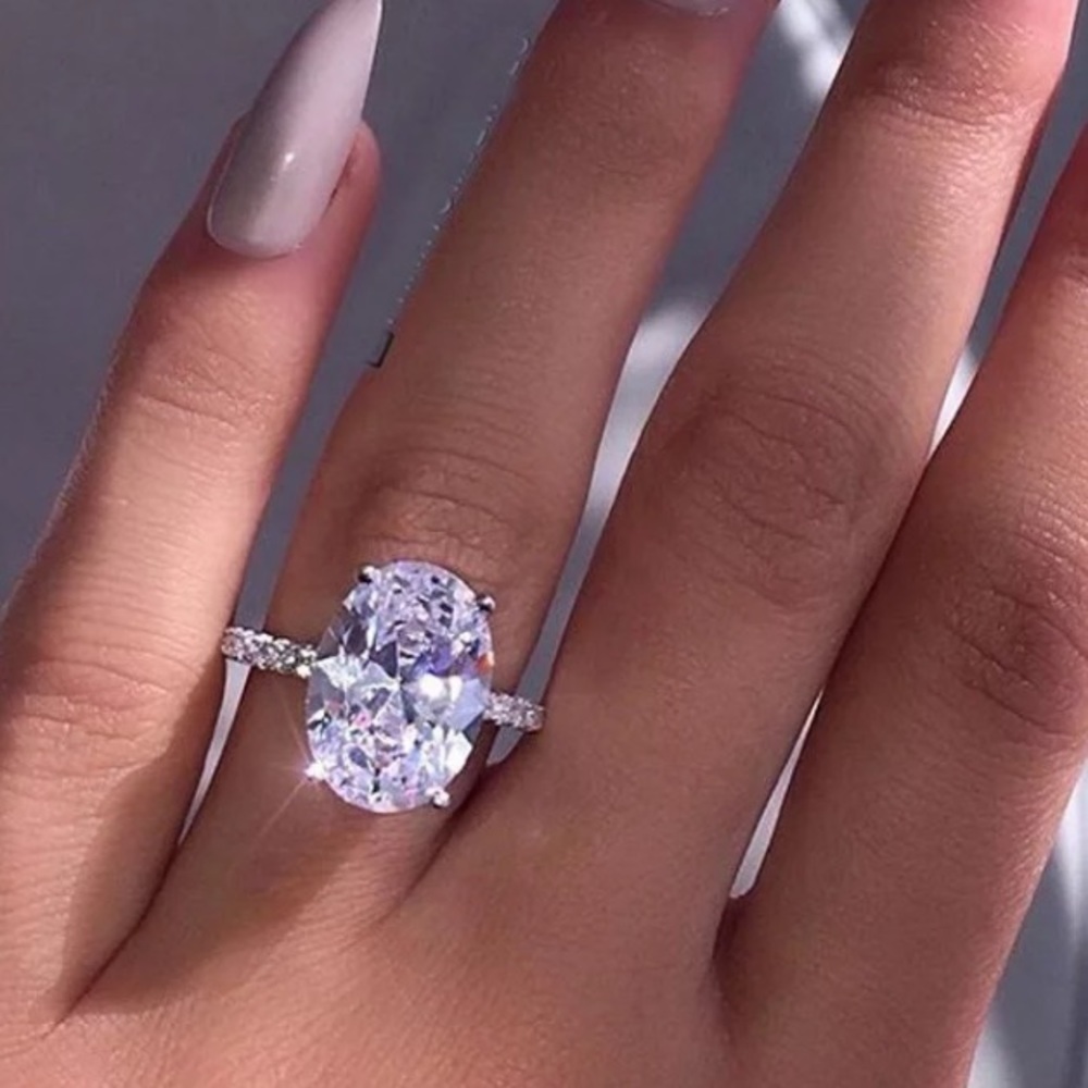 ✅🌹White crystal oval finger stone ring.